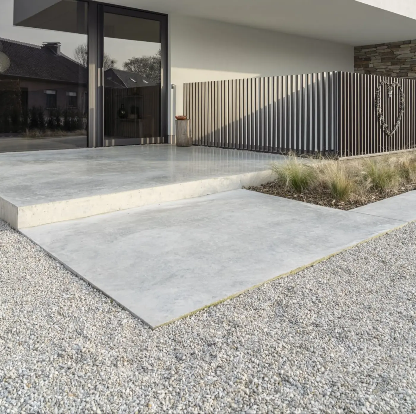 Lounge extérieur au sol en béton ciré patiné après plusieurs années d'usage