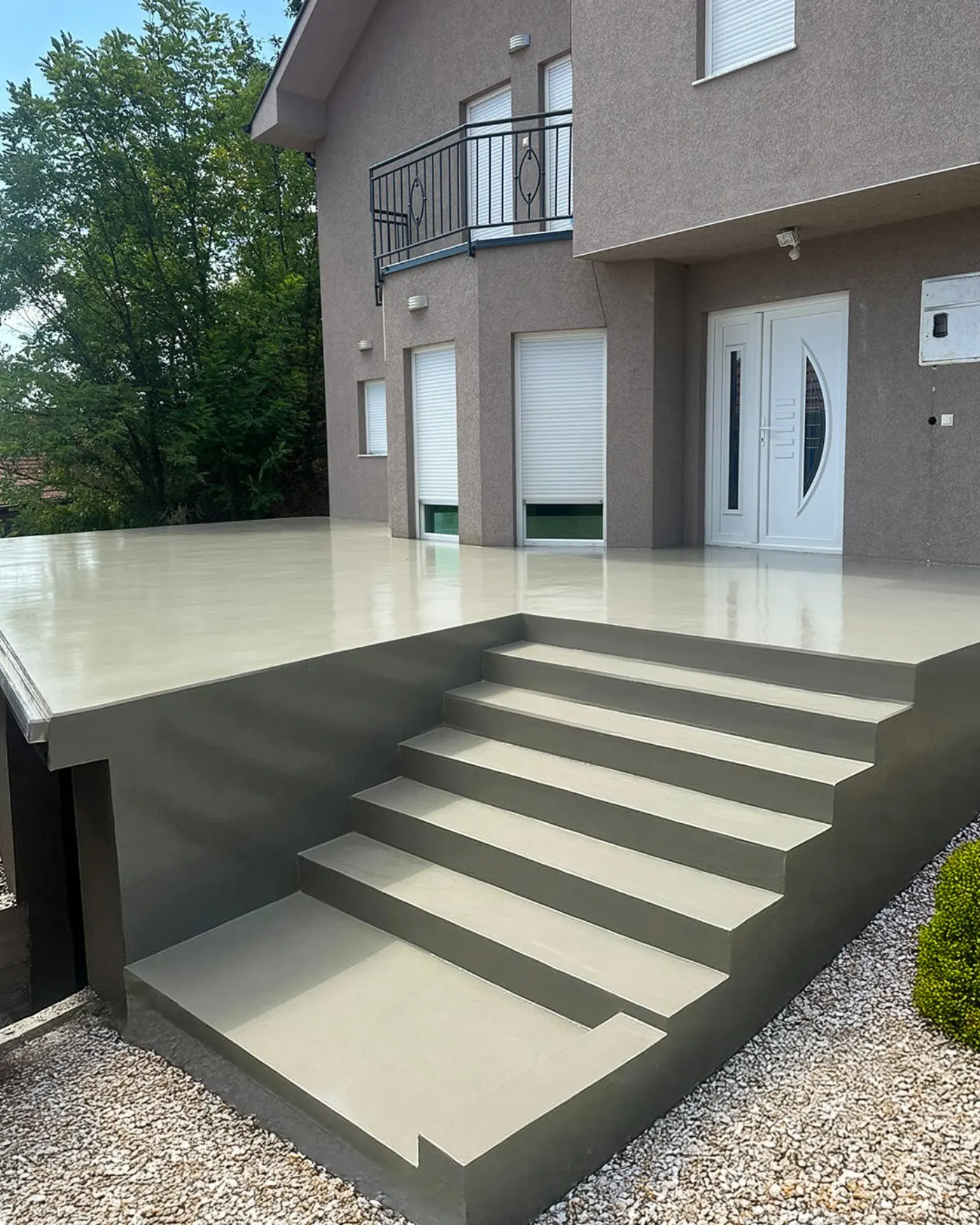 Terrasse extérieure en béton ciré avec finition anti-UV, villa dans la région de l'Oriental