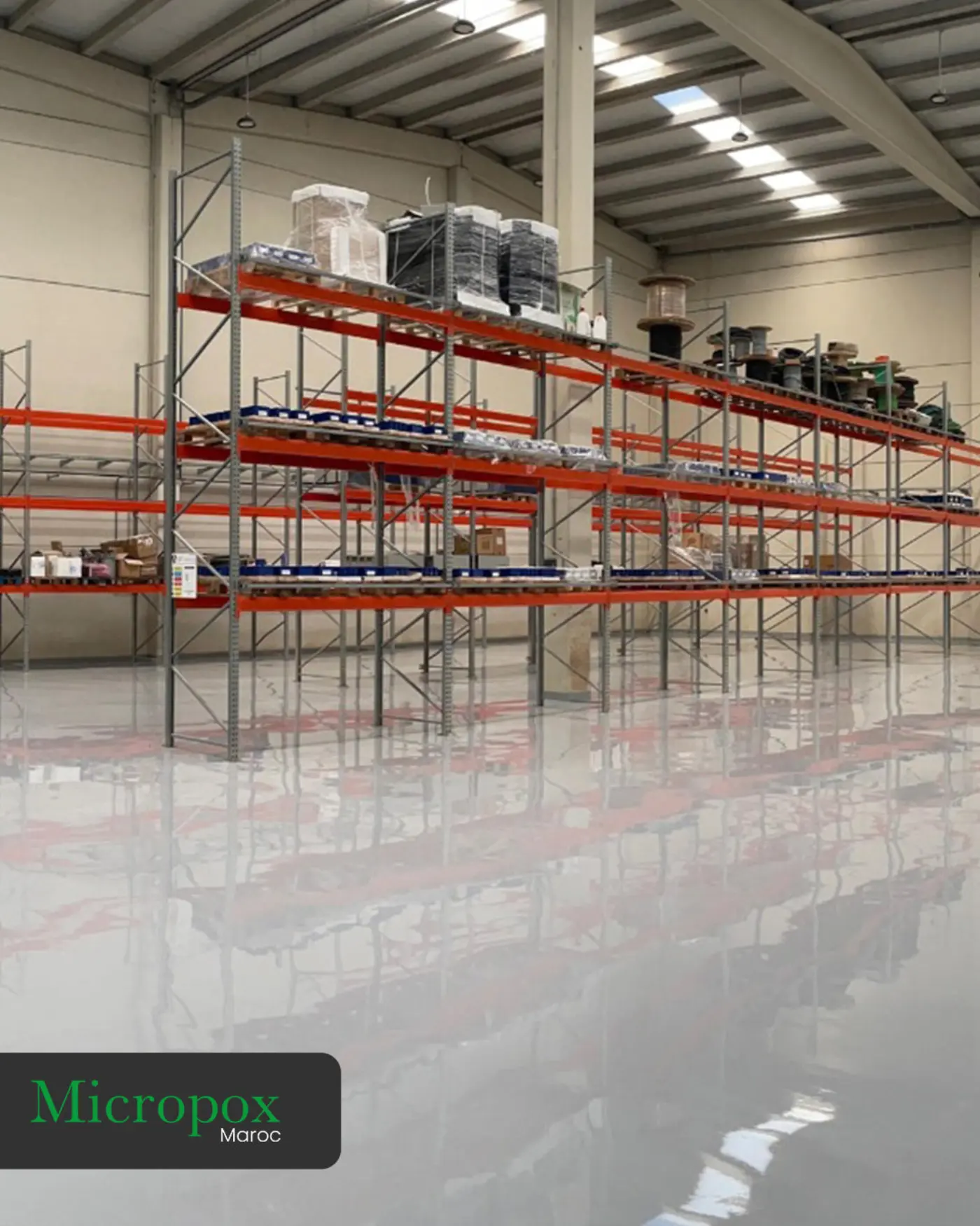 Sol industriel en résine époxy autolissante dans un entrepôt logistique au Maroc