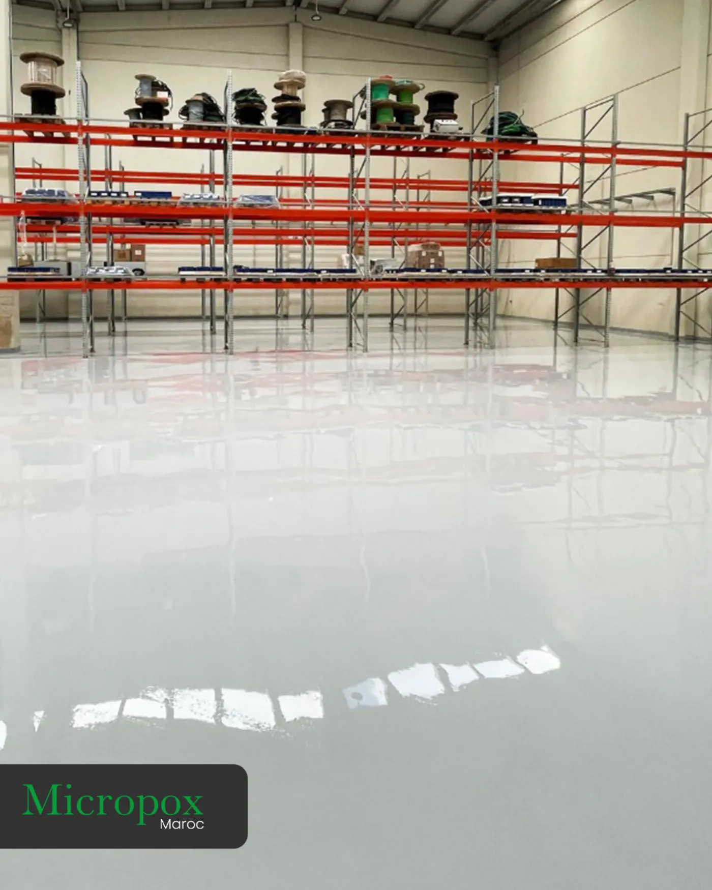 Hall logistique au sol en résine époxy autolissante renforcée pour charges roulantes