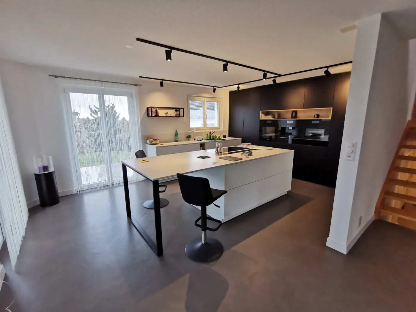 Cuisine en béton époxy décoratif : rendu béton ciré, résistance chimique d'une résine